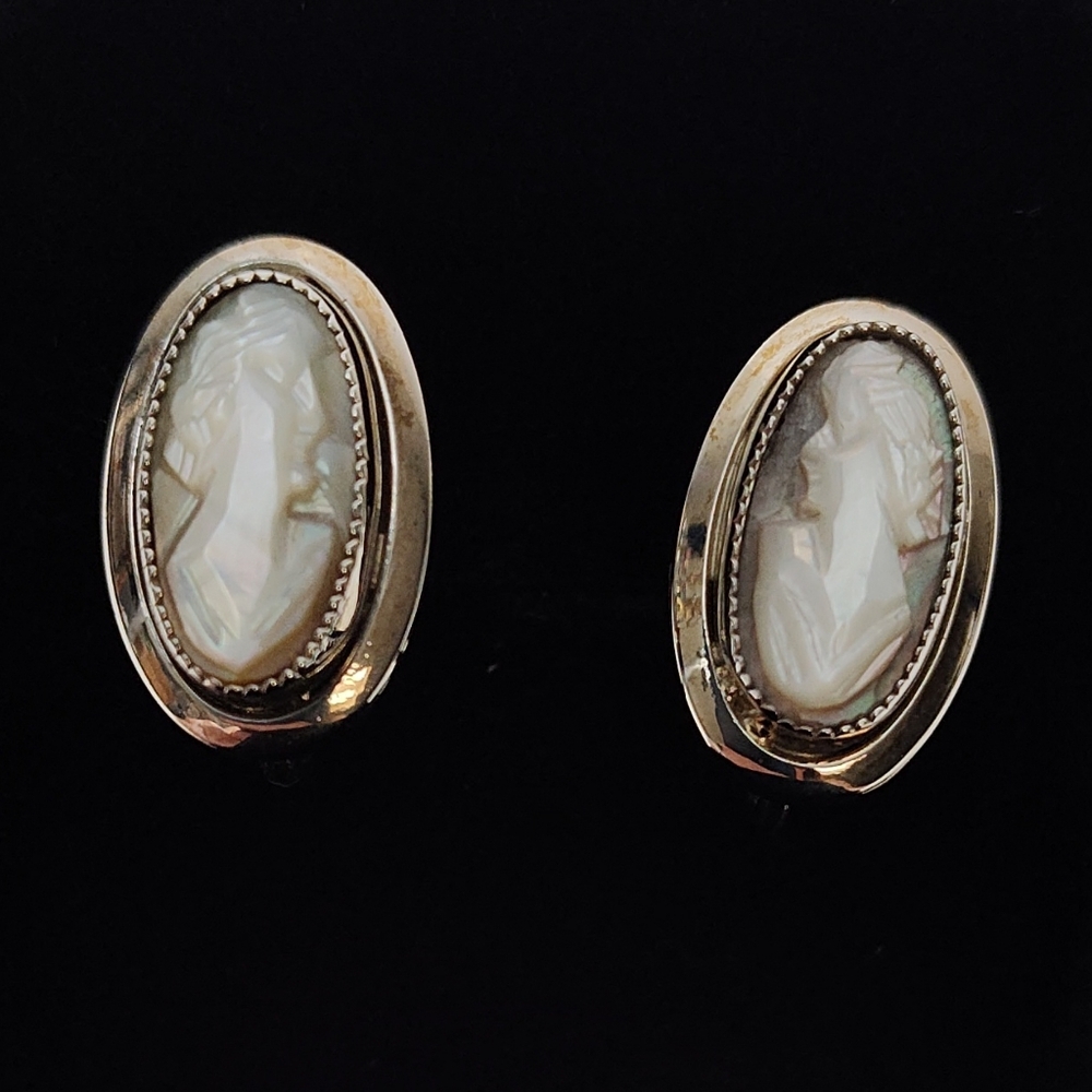 Sarah Coventry Sterling Silver 1969 Mother of Pearl Cameo Screw Back Earrings - Picture 9 of 9